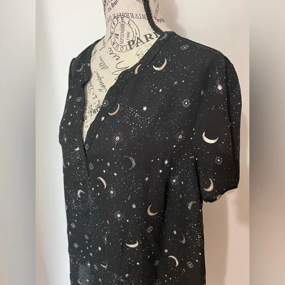 Torrid Celestial Moon & Star Print Chiffon V-Neck Blouse Black Gold Size 1 - Picture 3 of 8
